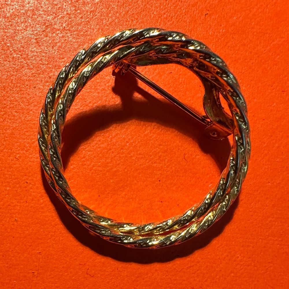 Elegant Vintage Gold-Tone Twisted Brooch